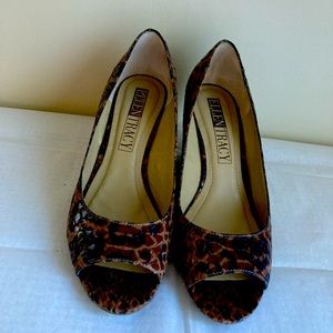 Ellen Tracy leopard wedge heels